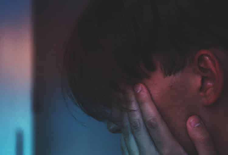 Κατάθλιψη: Ποια είναι τα ψυχολογικά και σωματικά συμπτώματα που χρειάζεται να προσέξουμε