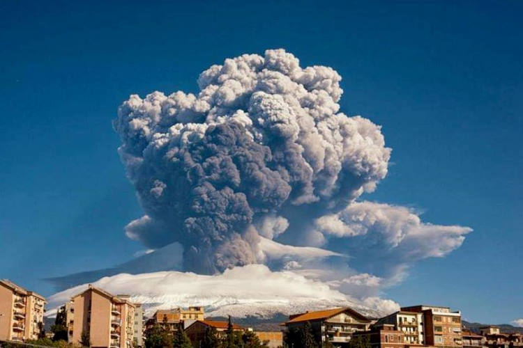 Mount Etna erupts in Sicily awe-inspiring even volcanologists (Photos)