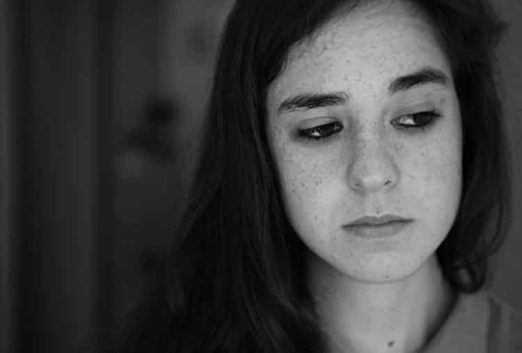 12 σημάδια που μαρτυρούν ότι δυσκολευόμαστε να συνδεθούμε με τα συναισθήματα