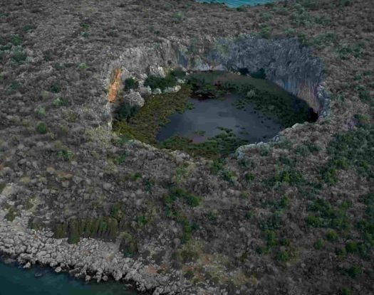 Άγνωστη Ελλάδα: H βυθισμένη αρχαία γέφυρα και ο κρατήρας με το δάσος από νούφαρα (βίντεο)