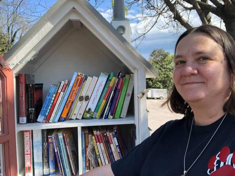 ΗΠΑ: Γυναίκα έχει βάλει στόχο να χαρίσει 1 εκατομμύριο βιβλία στην πόλη της