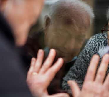 Βαρκελώνη: 90χρονος άνδρας κρατά την αγάπη του ζωντανή παρά τις δύσκολες συνθήκες της πανδημίας