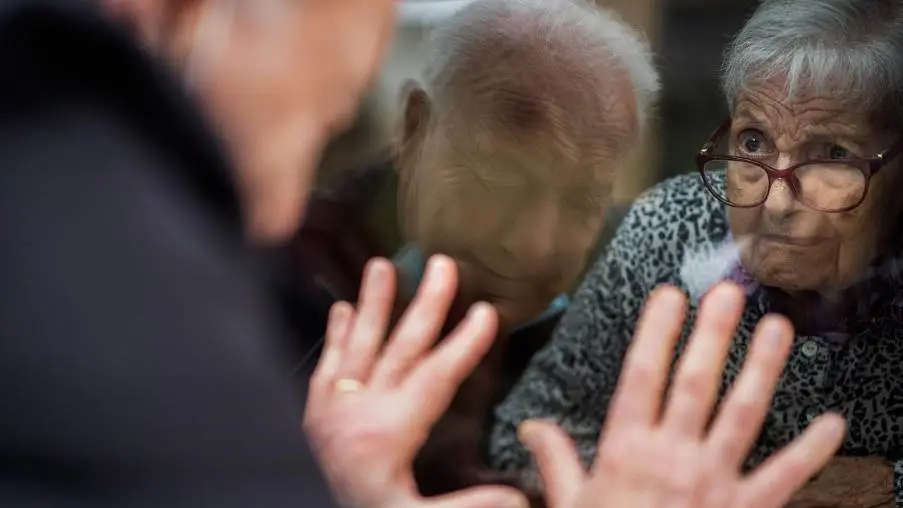 Βαρκελώνη: 90χρονος άνδρας κρατά την αγάπη του ζωντανή παρά τις δύσκολες συνθήκες της πανδημίας