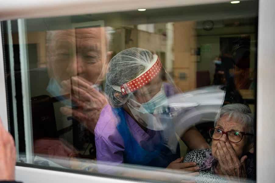 Βαρκελώνη: 90χρονος άνδρας κρατά την αγάπη του ζωντανή παρά τις δύσκολες συνθήκες της πανδημίας