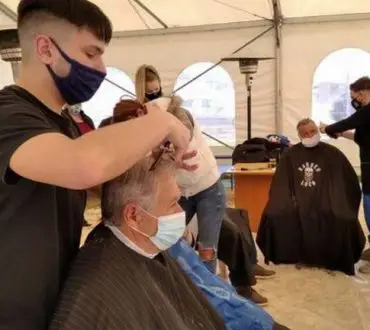 Δαμάσι: Λαρισαίοι κουρείς προσφέρουν δωρεάν τις υπηρεσίες τους στους σεισμόπληκτους