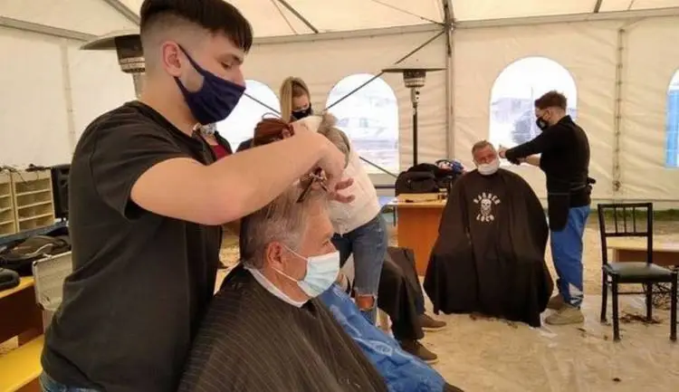 Δαμάσι: Λαρισαίοι κουρείς προσφέρουν δωρεάν τις υπηρεσίες τους στους σεισμόπληκτους