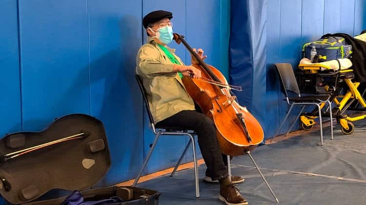 Διάσημος τσελίστας παίζει αυθόρμητα μουσική σε εμβολιαστικό κέντρο για να χαλαρώσει τους πολίτες που περίμεναν
