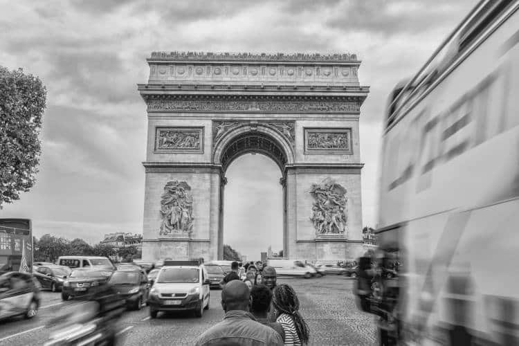 Η Δήμαρχος του Παρισιού αφαιρεί θέσεις πάρκινγκ και τις μετατρέπει σε «πράσινους» χώρους για τους κατοίκους