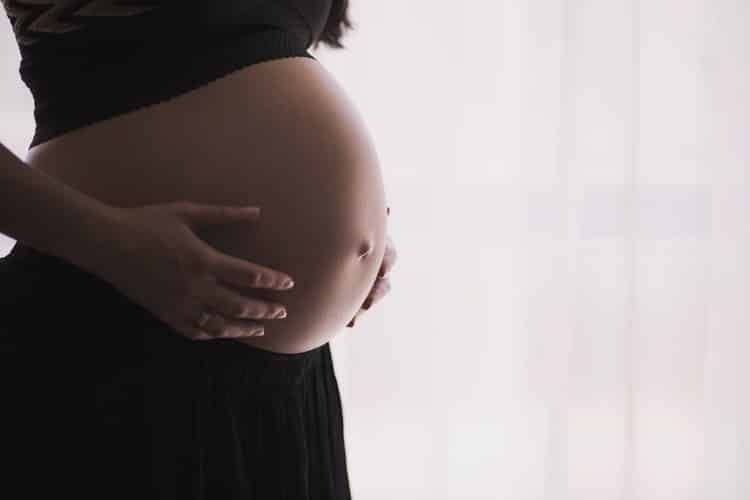 Εγκυμοσύνη: 4 τρόποι να στηρίξουμε μια μέλλουσα μητέρα