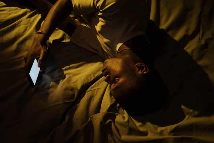 "Εκδικητική αναβλητικότητα ύπνου": Τι είναι, γιατί συμβαίνει και πώς επηρεάζει την υγεία μας