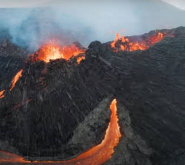 Εκπληκτική πτήση drone πάνω από ενεργό ηφαίστειο στην Ισλανδία (Βίντεο)