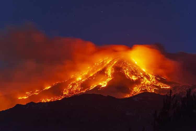 Η έκρηξη της Αίτνας στη Σικελία προκαλεί δέος ακόμα και στους ηφαιστειολόγους (Φωτογραφίες)