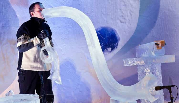 Καλλιτέχνες δημιουργούν μουσικά όργανα από πάγο και δίνουν συναυλία σε ιγκλού (Βίντεο)