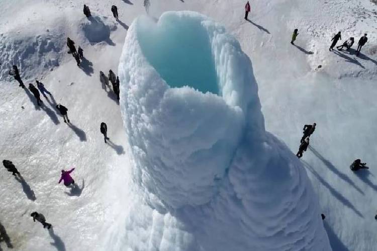 Καζακστάν: Εμφανίστηκε παγωμένο «ηφαίστειο» ύψους 14 μέτρων εντυπωσιάζοντας τους επιστήμονες