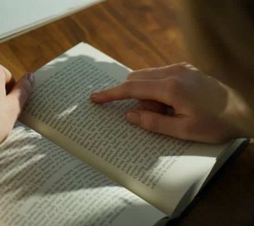 Η λογοτεχνία μας βοηθά να συνδεθούμε καλύτερα με τους άλλους – Τι δείχνουν οι έρευνες