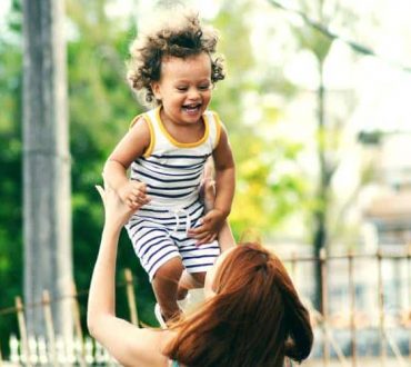 Τα μωρά αρχίζουν να γελούν πολύ πριν μιλήσουν. Τι σημαίνει αυτό;