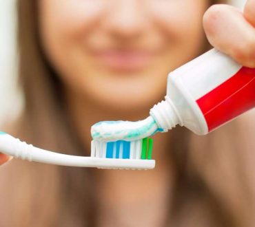 Ποια συστατικά περιέχουν οι οδοντόκρεμες και πόσο... ακίνδυνα είναι