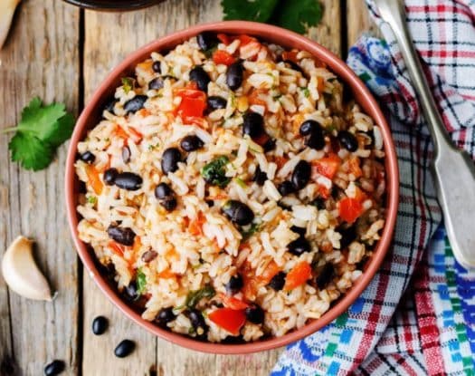 Συνταγή: Χορταστικό ρύζι με μαύρα φασόλια και πιπεριές
