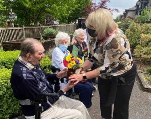 Καναδάς: Όταν λίγα δωρεάν λουλούδια ομορφαίνουν τη ζωή των απομονωμένων ηλικιωμένων