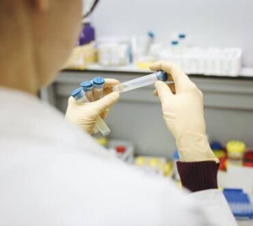 Φαρμακευτική εταιρία μελετά πιθανό συνδυασμό του εμβολίου κατά του κορονοϊού με το αντίστοιχο της γρίπης