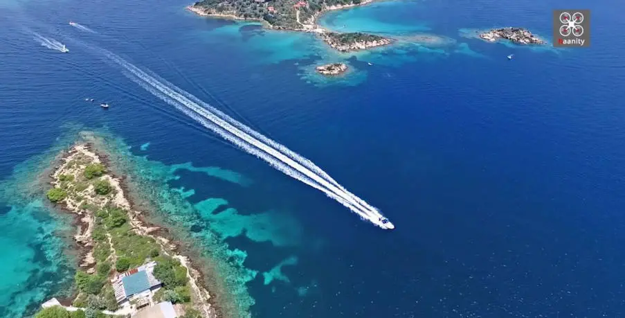 Τα άγνωστα γαλαζοπράσινα νησάκια της Χαλκιδικής σε ένα μαγευτικό βίντεο