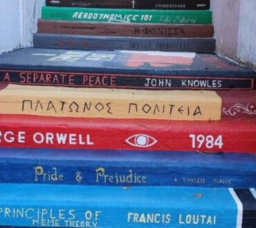 Οι μαθητές του 57ου Λυκείου Αθηνών «μετέτρεψαν» τις σκάλες του σχολείου τους σε βιβλία!