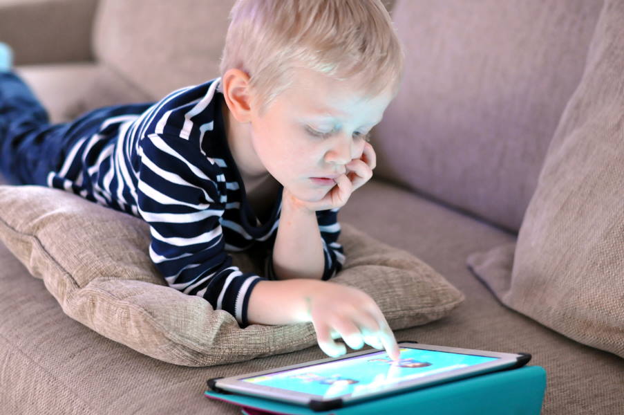 Έρευνα αποκαλύπτει τι συμβαίνει στους εγκεφάλους των παιδιών που χρησιμοποιούν tablet