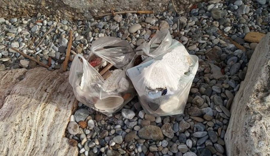 Εθελοντές μάζεψαν 680 λίτρα σκουπιδιών από παραλία της Θεσσαλονίκης