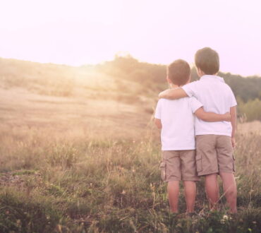 Τα μικρότερα αδέλφια μαθαίνουν στα μεγαλύτερα την ενσυναίσθηση
