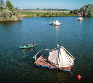 Βέλγιο: Σε αυτό το ξενοδοχείο οι επισκέπτες κατασκηνώνουν πάνω σε σχεδίες που επιπλέουν σε λίμνη