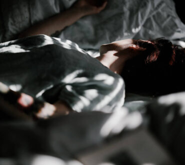 Καύσωνας και ύπνος: Πώς μας επηρεάζει και τι μπορούμε να κάνουμε για να αποφύγουμε την ταλαιπωρία