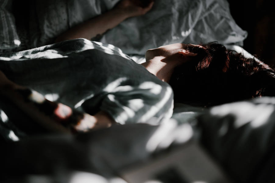 Καύσωνας και ύπνος: Πώς μας επηρεάζει και τι μπορούμε να κάνουμε για να αποφύγουμε την ταλαιπωρία