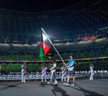 Εθελοντής κρατά τη σημαία του Αφγανιστάν στους Παραολυμπιακούς προς τιμήν των δύο αθλητών που δεν μπόρεσαν να ταξιδέψουν