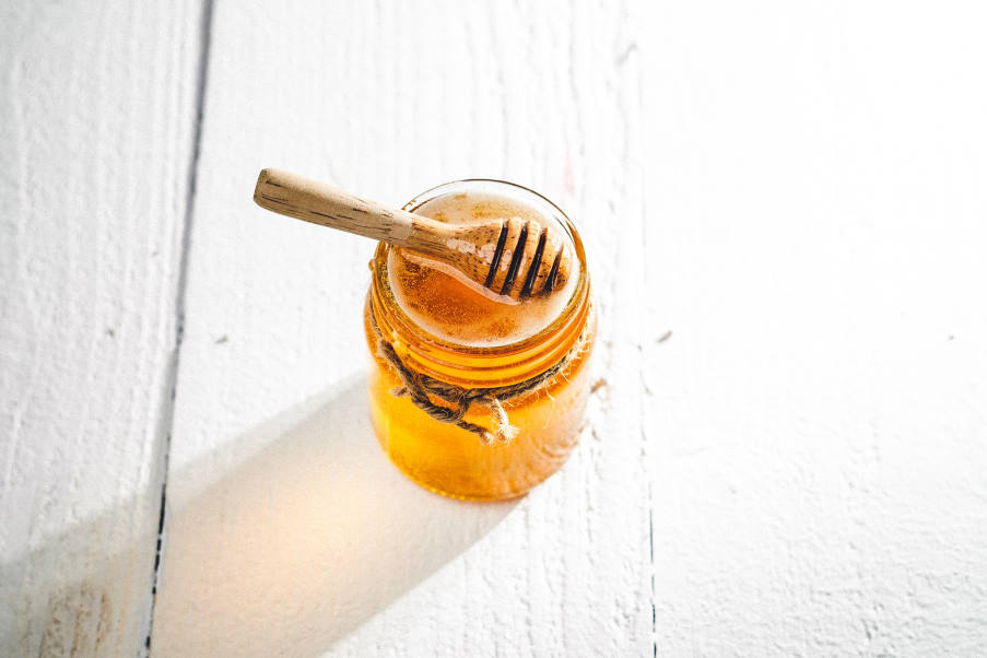 Πώς μπορούμε να φτιάξουμε φυσική μάσκα μαλλιών με μέλι