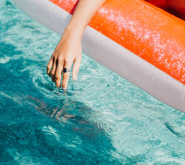 Πώς να παραμείνουμε υγιείς ενώ κολυμπάμε σε πισίνα φέτος το καλοκαίρι