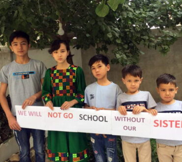 Αφγανιστάν: Αγόρια διαμαρτύρονται για την απαγόρευση των κοριτσιών στο σχολείο από τους Ταλιμπάν
