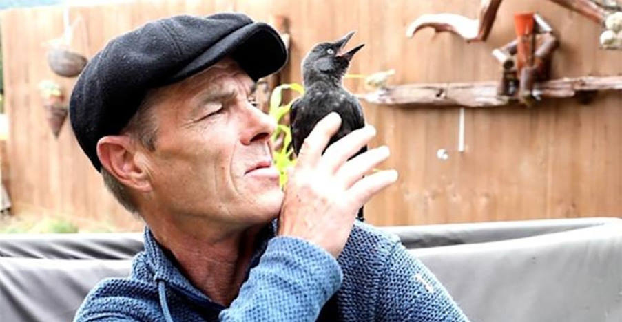 Η ξεχωριστή σχέση ανάμεσα σε έναν άνδρα και ένα άγριο πουλί μετά από τραυματισμό του (Βίντεο)