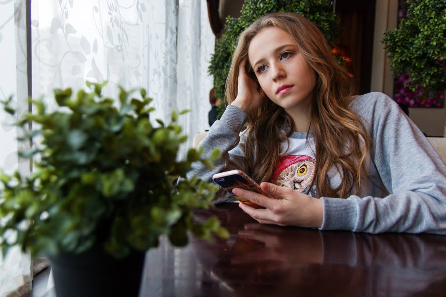 3 τρόποι να προστατεύσουμε τα παιδιά από τη σκοτεινή πλευρά των μέσων κοινωνικής δικτύωσης