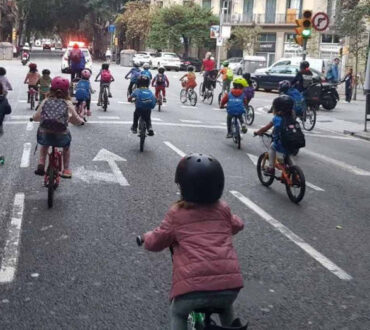 Βαρκελώνη: Ξεκίνησε με 5 οικογένειες. Τώρα εκατοντάδες πηγαίνουν στο σχολείο μαζί με ποδήλατα