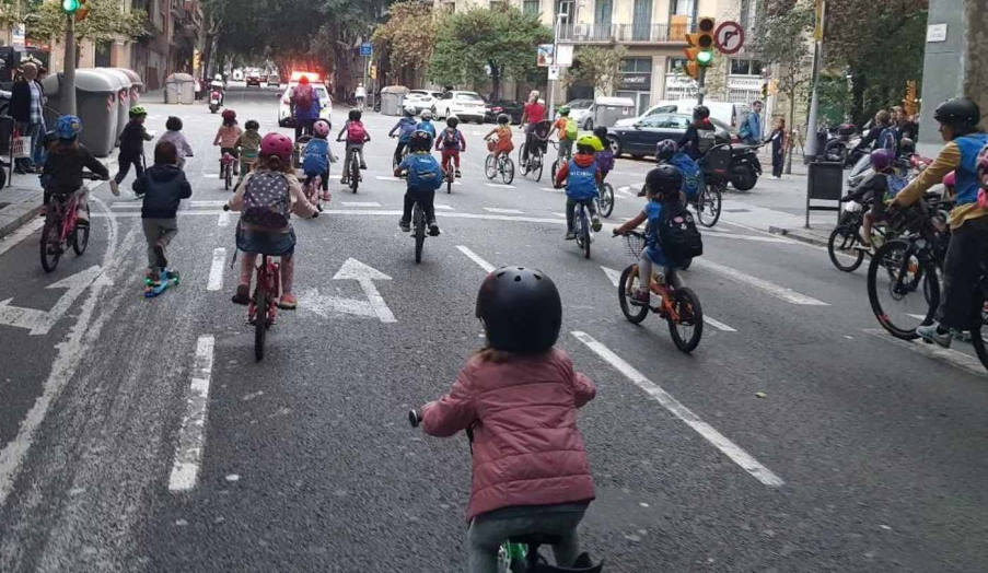 Βαρκελώνη: Ξεκίνησε με 5 οικογένειες. Τώρα εκατοντάδες πηγαίνουν στο σχολείο μαζί με ποδήλατα