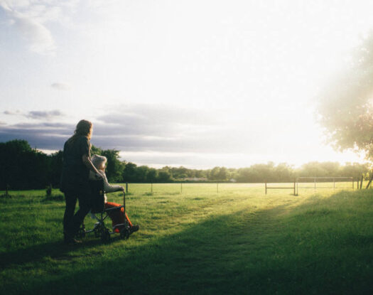 To burnout των φροντιστών: Ποια σημάδια μαρτυρούν ότι το βιώνουμε και πώς να το αντιμετωπίσουμε