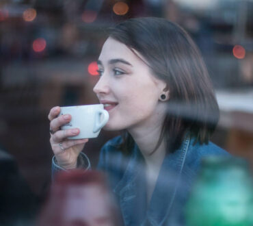 Καφεΐνη και ΔΕΠΥ: Ποιες είναι οι θετικές και αρνητικές επιδράσεις, σύμφωνα με τους ειδικούς
