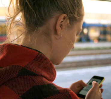 Μέσα κοινωνικής δικτύωσης: Τα έφηβα κορίτσια με τάσεις τελειομανίας κινδυνεύουν περισσότερο