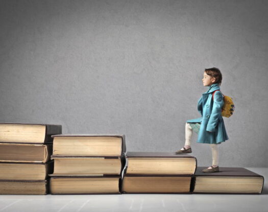 «Χαρισματική Εκπαίδευση: Πώς οι δυσκολίες γίνονται πλεονέκτημα» | Συνέντευξη με την παιδαγωγό Ελένη Γαρυφαλάκη