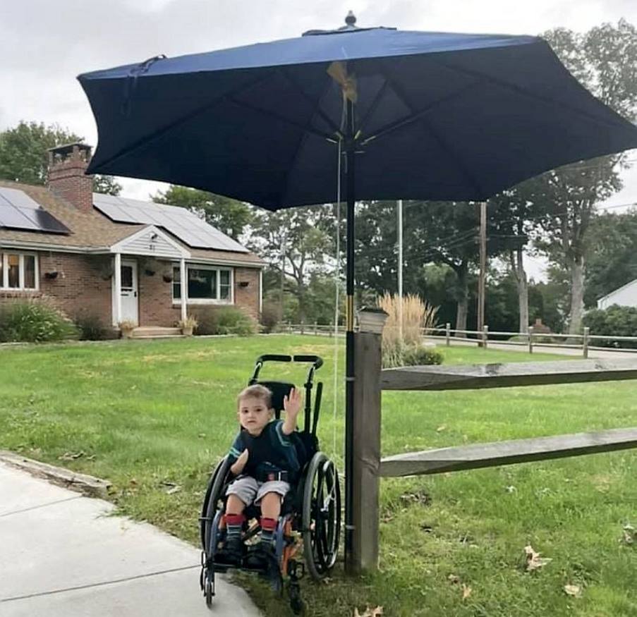 Έφηβοι έχτισαν στάση λεωφορείου για 5χρονο σε αναπηρικό αμαξίδιο, προστατεύοντάς τον από καιρικές συνθήκες
