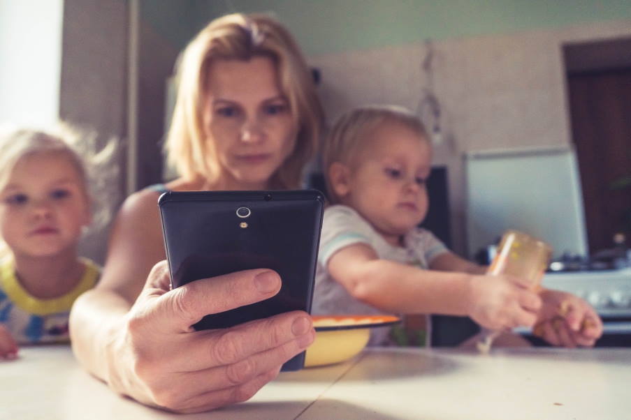 Η εκτεταμένη χρήση smartphone από τους γονείς μπορεί να βλάψει την ανάπτυξη του νηπίου