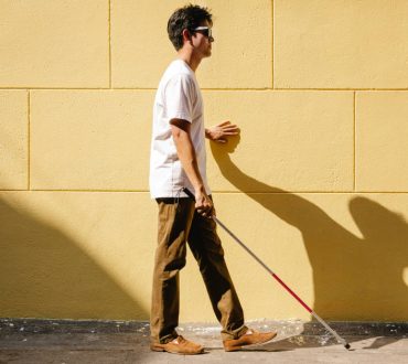 «Έξυπνος» ιμάντας βοηθά άτομα με προβλήματα όρασης να βαδίζουν με ασφάλεια και να αποφεύγουν εμπόδια μέσω του ήχου
