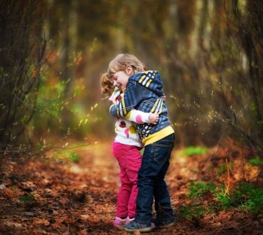 Παγκόσμια Ημέρα Αγκαλιάς: Το άγγιγμα αυξάνει την «ορμόνη της αγάπης» (ωκυτοκίνη) και μειώνει το άγχος