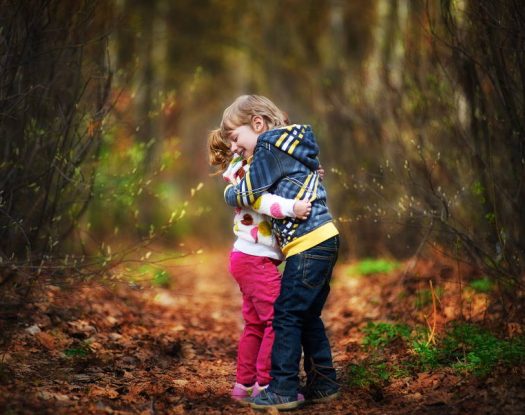 Παγκόσμια Ημέρα Αγκαλιάς: Το άγγιγμα αυξάνει την «ορμόνη της αγάπης» (ωκυτοκίνη) και μειώνει το άγχος