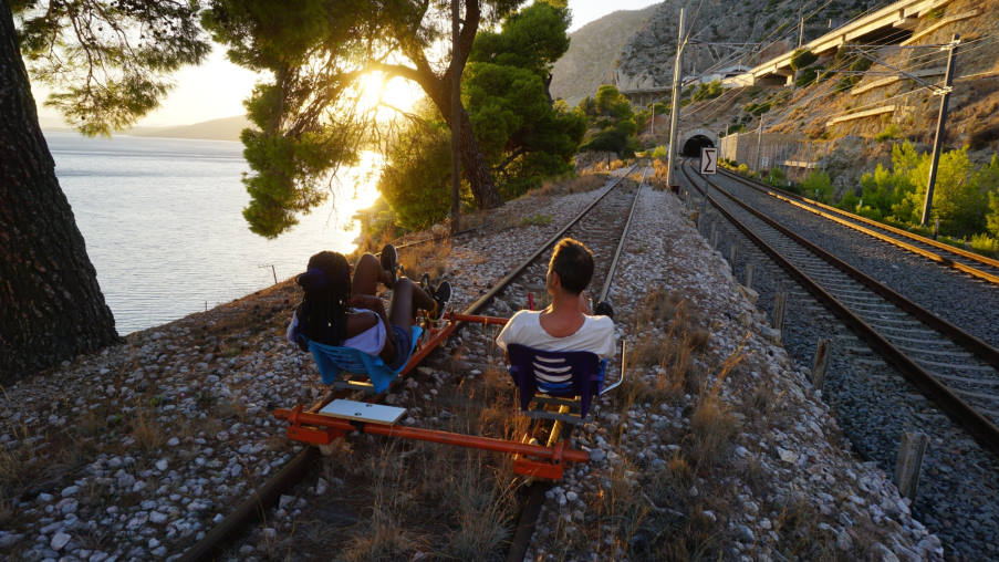 Ποδηλατώντας πάνω στις ράγες των τρένων - Το railbiking ήρθε και στην Ελλάδα